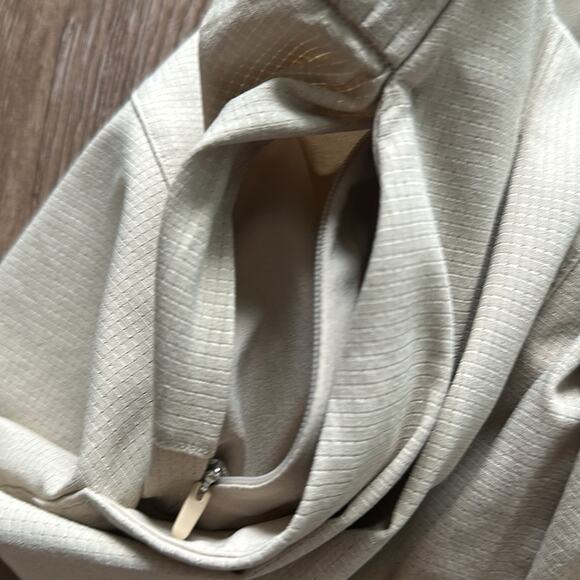 Lululemon Practical Play 3.5" Shorts Light Khaki Size 4 Pleats Mid Rise - Picture 4 of 6